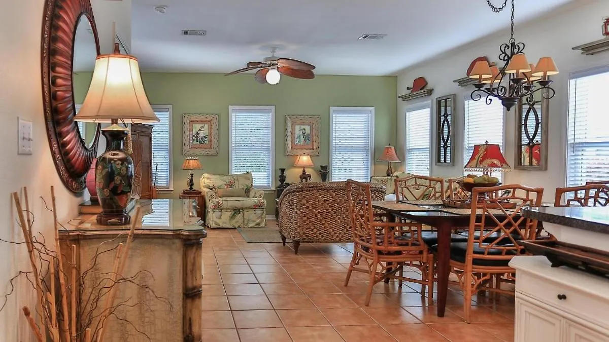 Aventon - Is A 3 Bedroom Home That Is An Easy Walk To The Beach With Communal Pool Destin United States