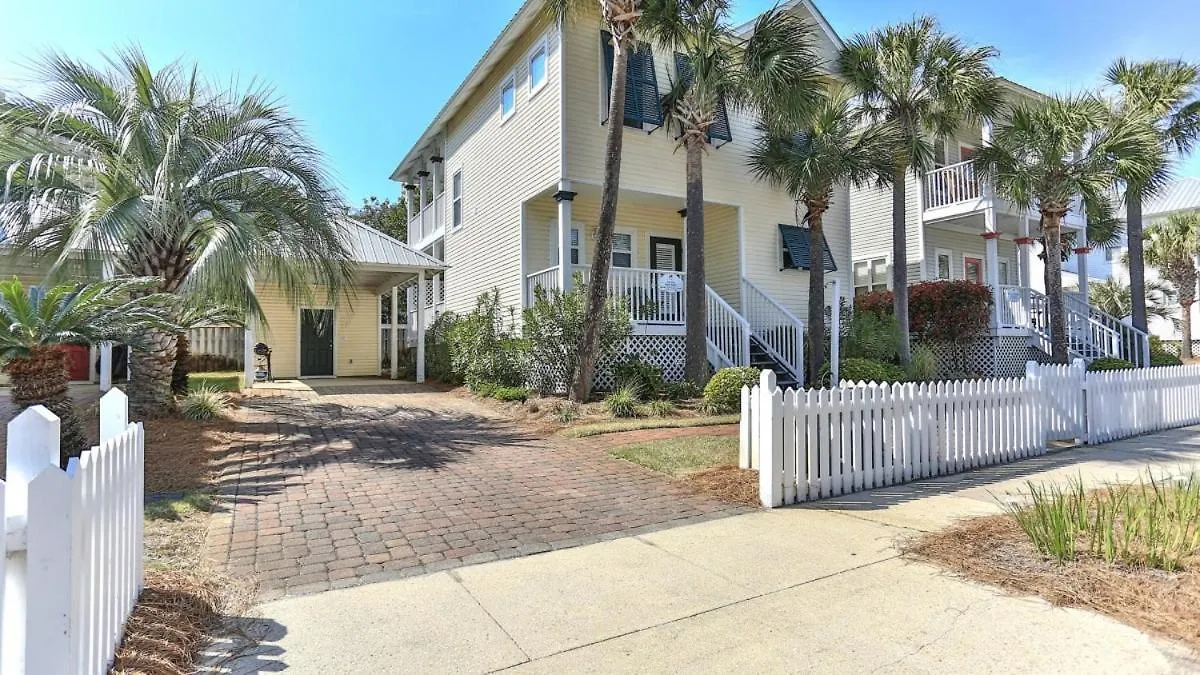 Aventon - Is A 3 Bedroom Home That Is An Easy Walk To The Beach With Communal Pool Destin