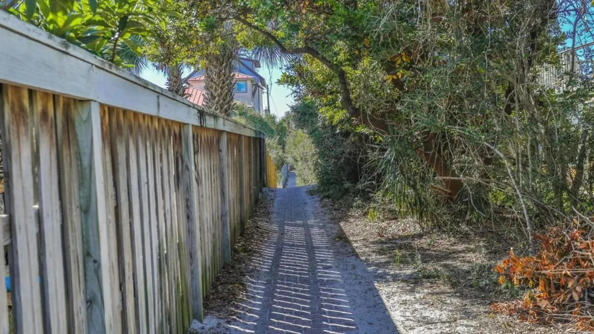 Holiday home Aventon - Is A 3 Bedroom Home That Is An Easy Walk To The Beach With Communal Pool Destin