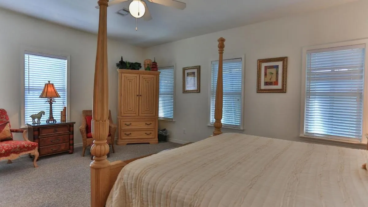 Aventon - Is A 3 Bedroom Home That Is An Easy Walk To The Beach With Communal Pool Destin Holiday home