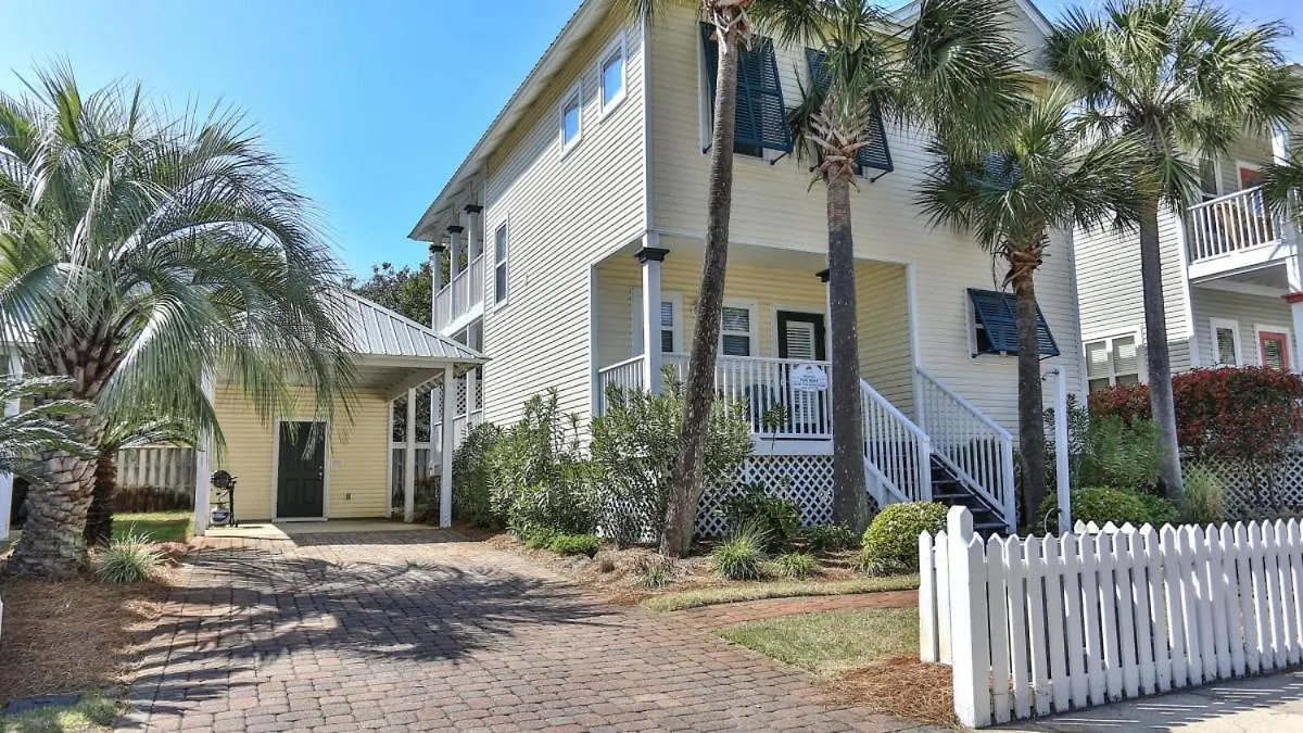 Aventon - Is A 3 Bedroom Home That Is An Easy Walk To The Beach With Communal Pool Destin