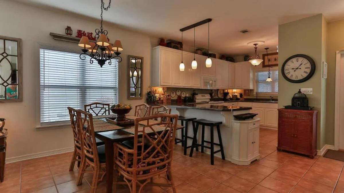 Aventon - Is A 3 Bedroom Home That Is An Easy Walk To The Beach With Communal Pool Destin Holiday home