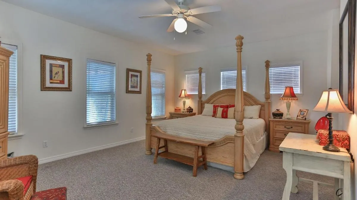 Aventon - Is A 3 Bedroom Home That Is An Easy Walk To The Beach With Communal Pool Destin