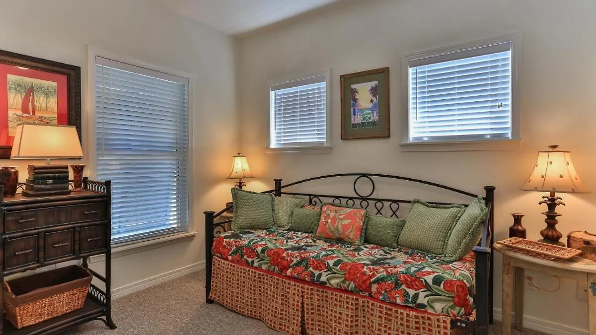 Holiday home Aventon - Is A 3 Bedroom Home That Is An Easy Walk To The Beach With Communal Pool Destin