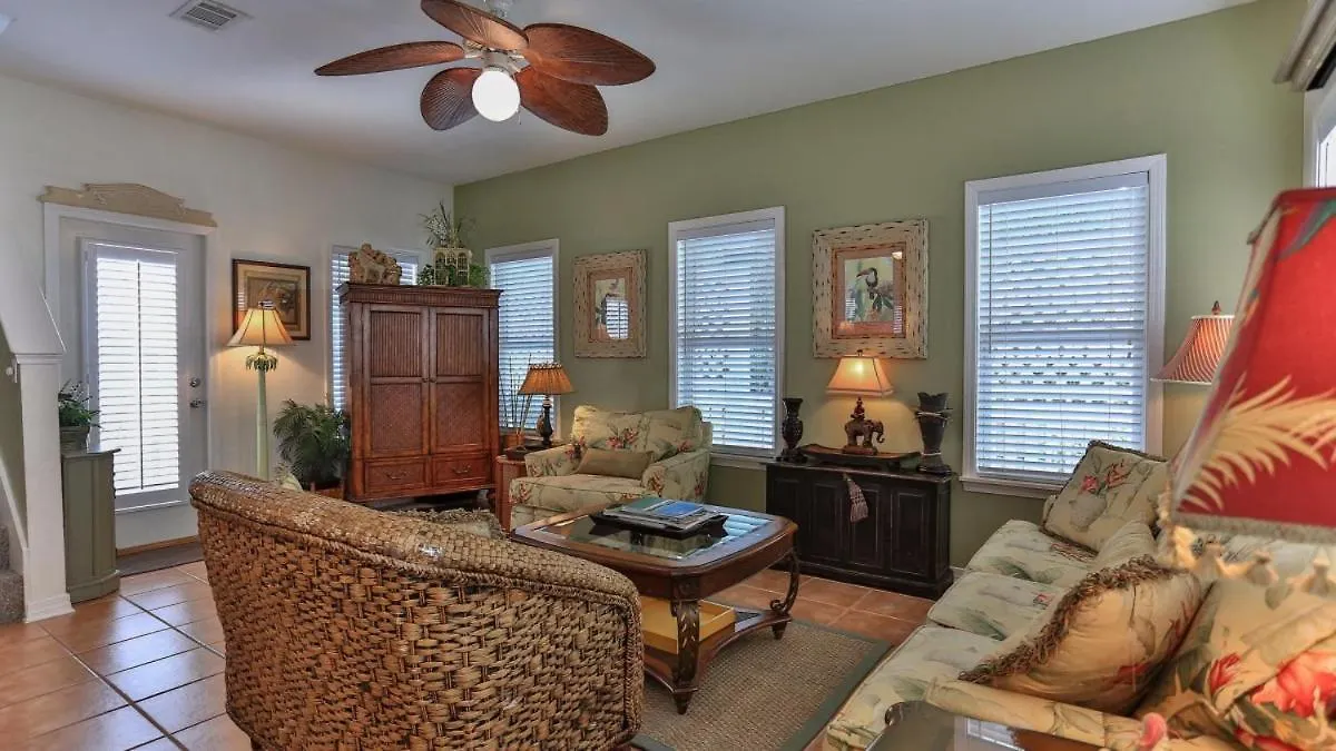 Holiday home Aventon - Is A 3 Bedroom Home That Is An Easy Walk To The Beach With Communal Pool Destin